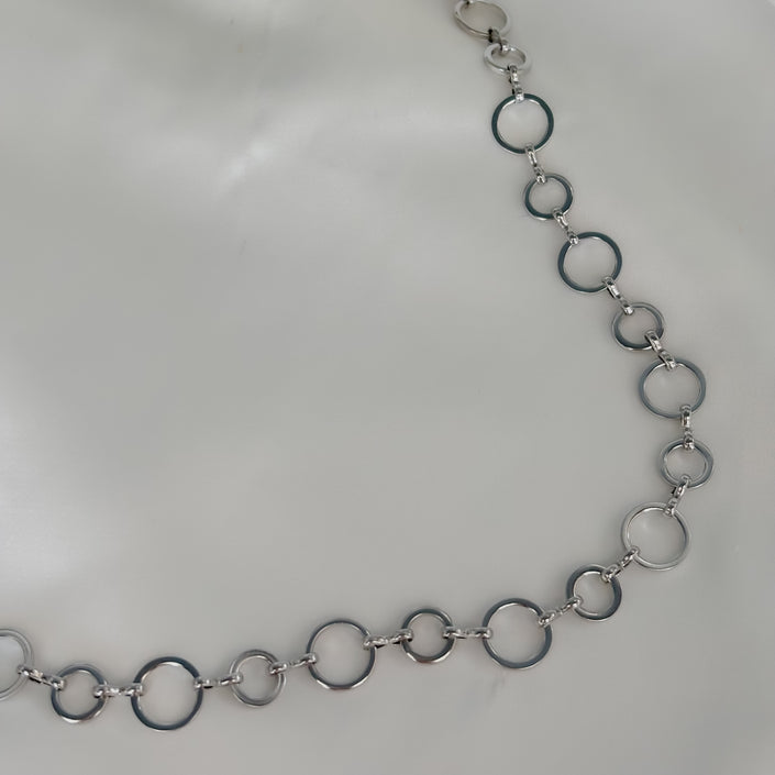 Collar circulos plateados