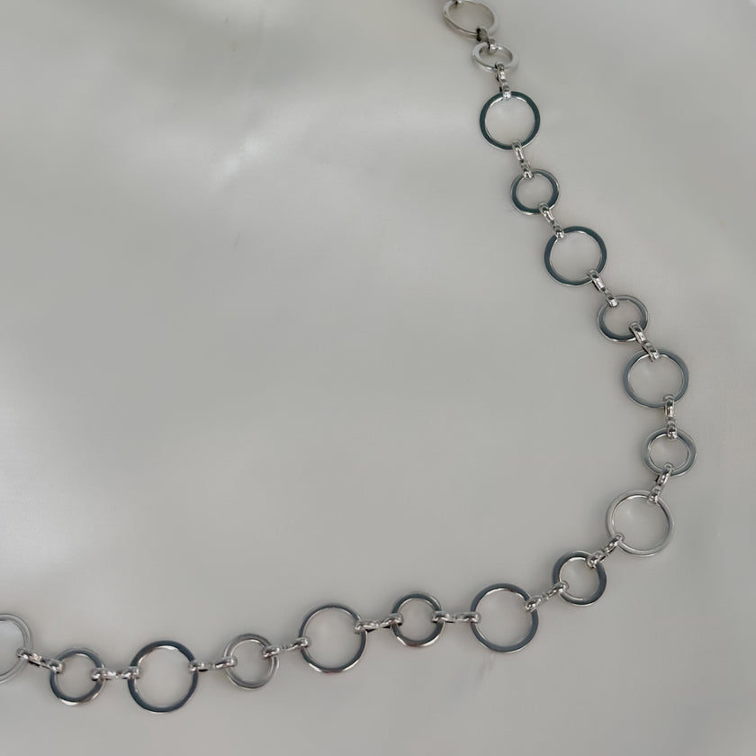 Collar circulos plateados