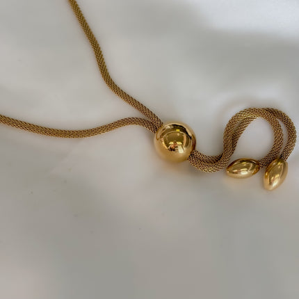 Collar largo con esfera dorada