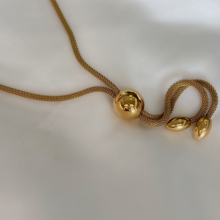 Collar largo con esfera dorada