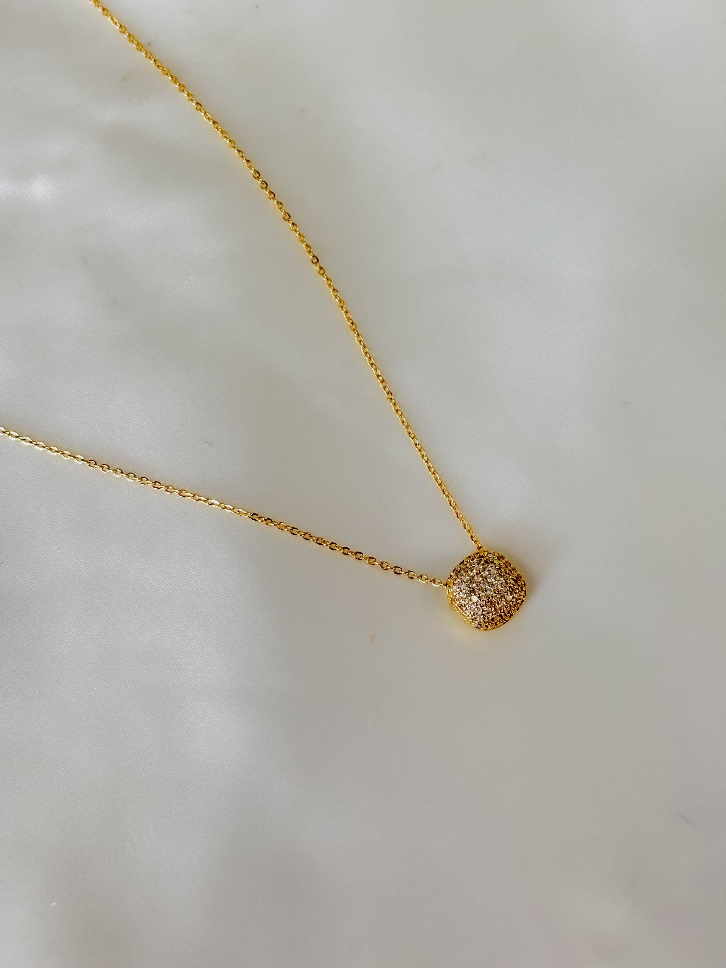 Collar fino con pequeño cuadro brillos