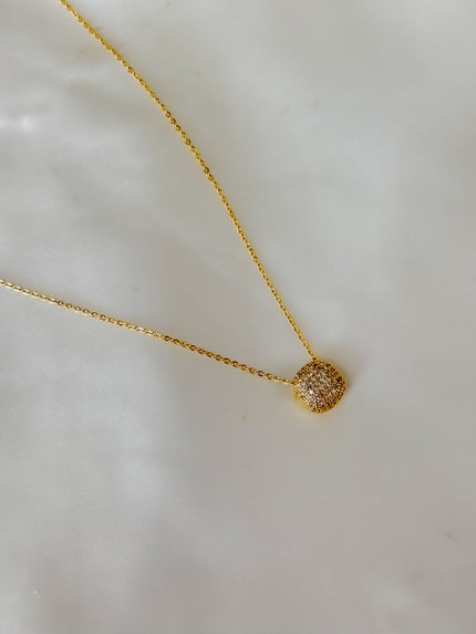 Collar fino con pequeño cuadro brillos