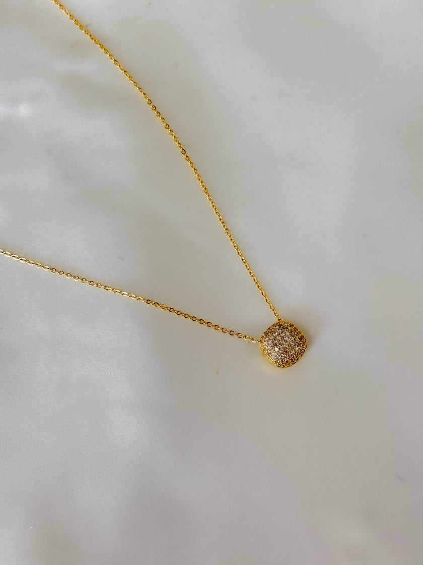 Collar fino con pequeño cuadro brillos