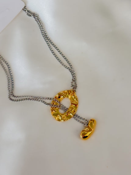 Collar con dije ovalo amartillado