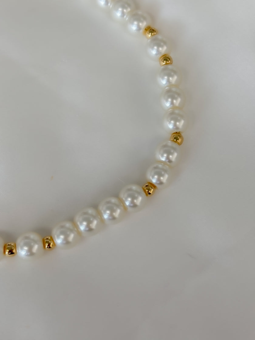 Collar perlas con balines dorados de separación