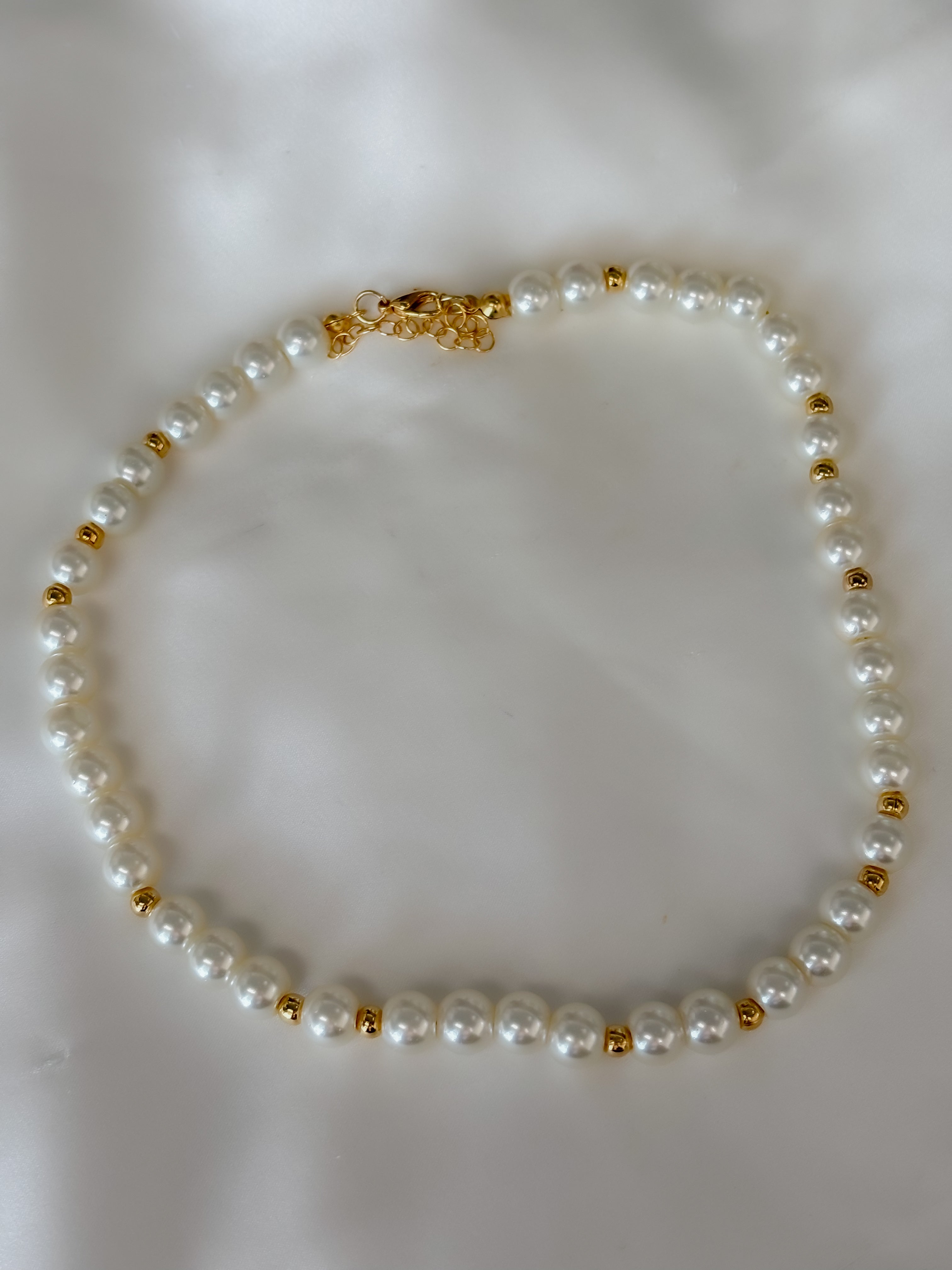 Collar perlas con balines dorados de separación