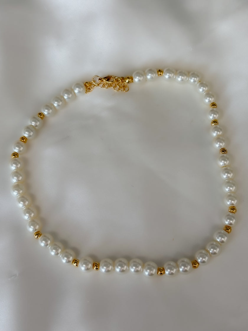 Collar perlas con balines dorados de separación