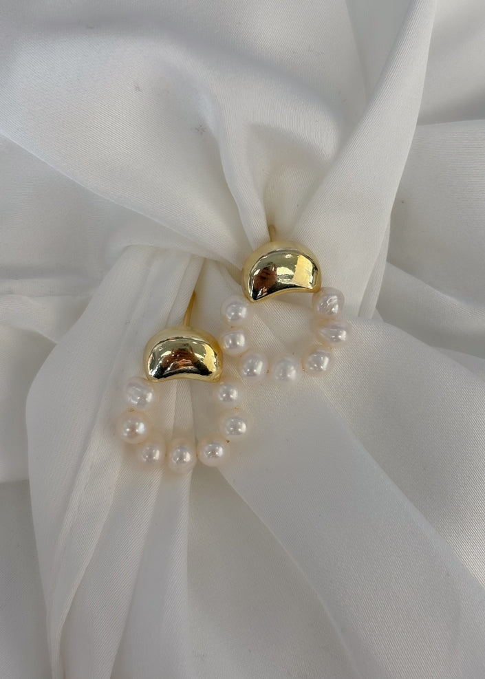 Arete circular con perla de río