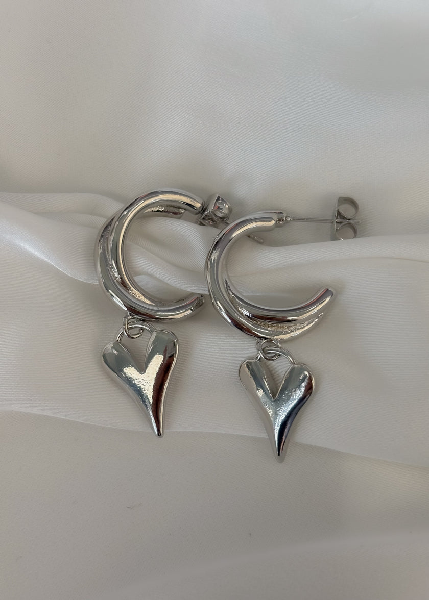 Arracada cruzada con corazón