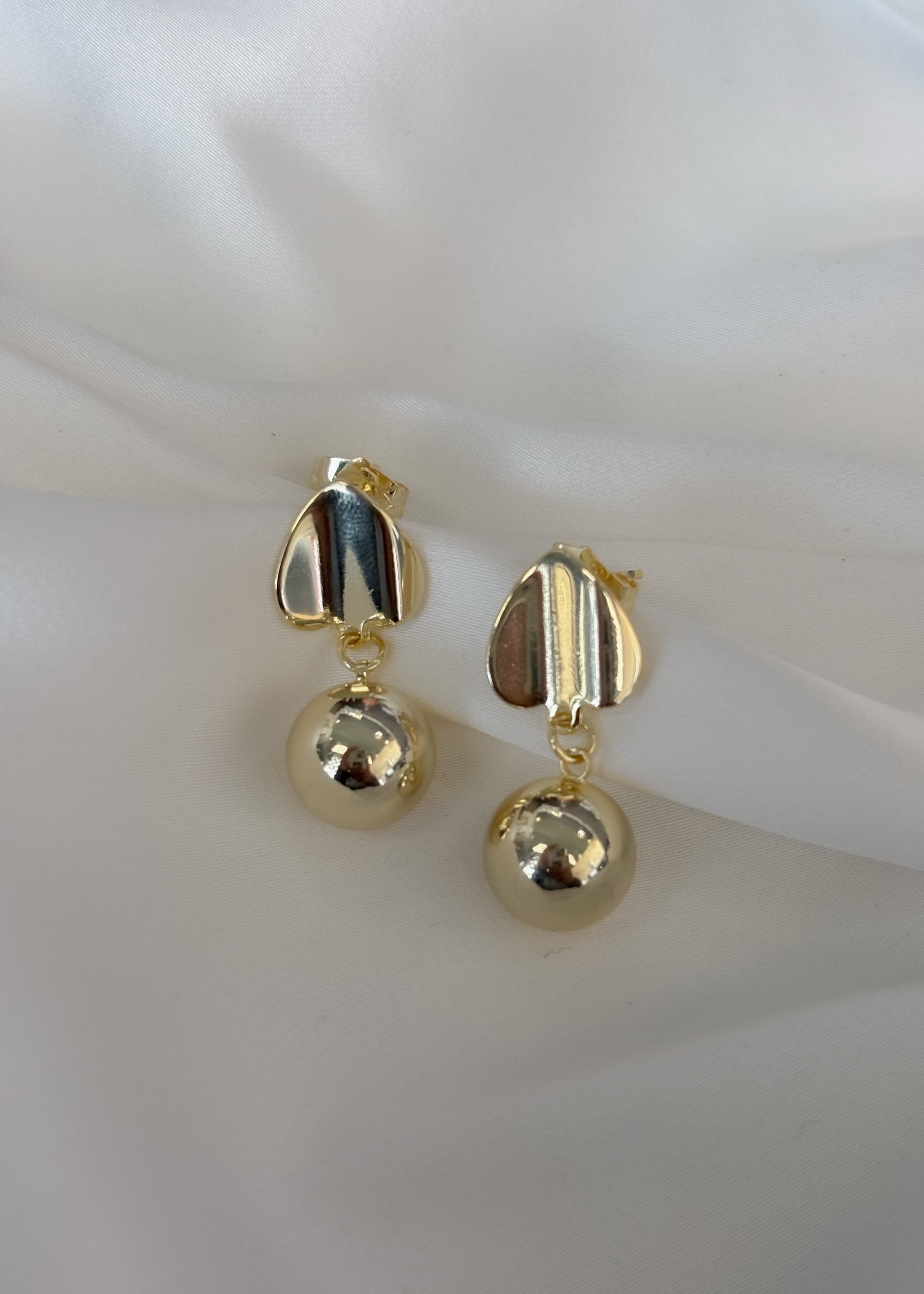 Arete corazón invertido con círculo
