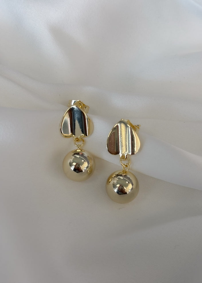 Arete corazón invertido con círculo