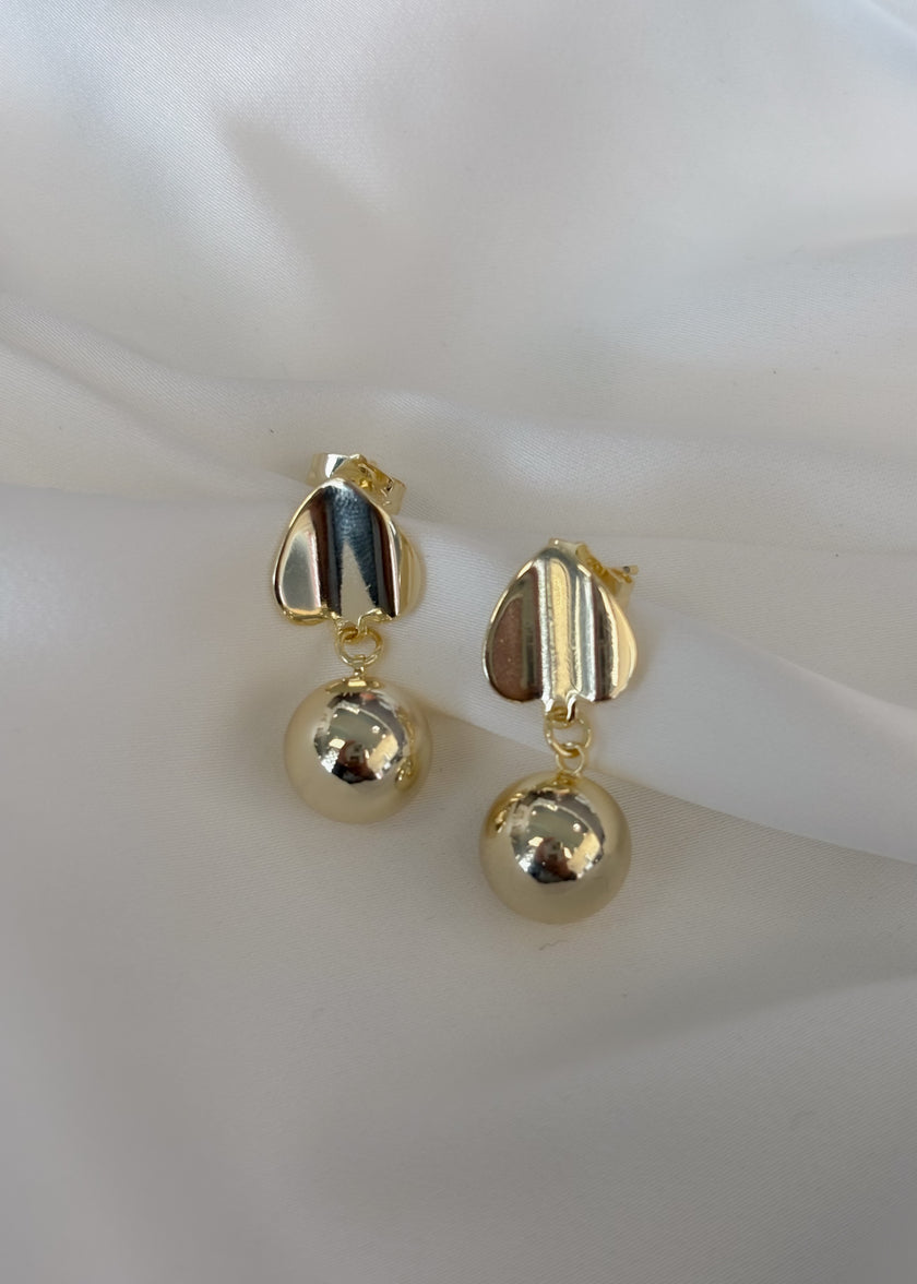 Arete corazón invertido con círculo