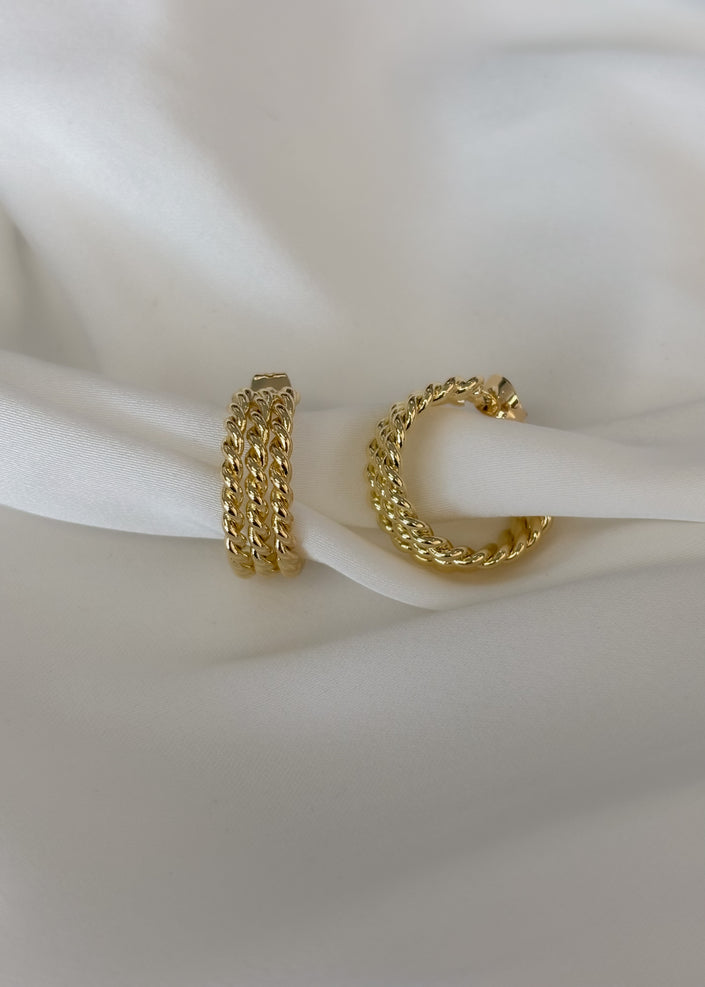 Arracada corta trenzada triple