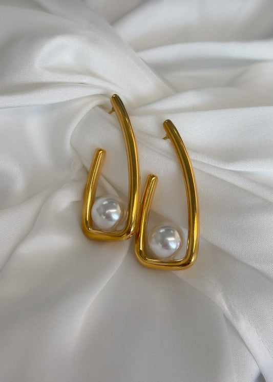 Aretes dorados con perlas