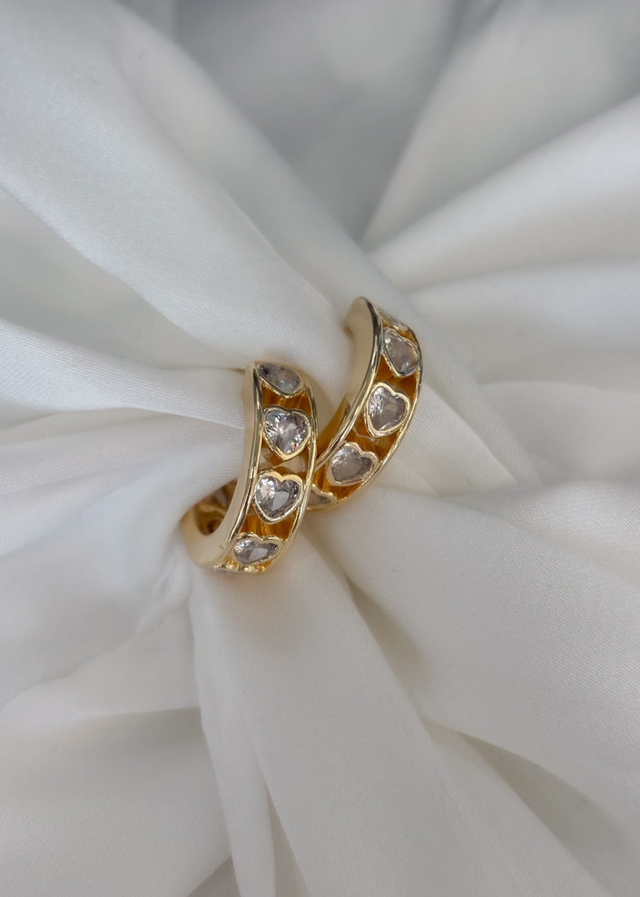 Arete con corazones en el centro