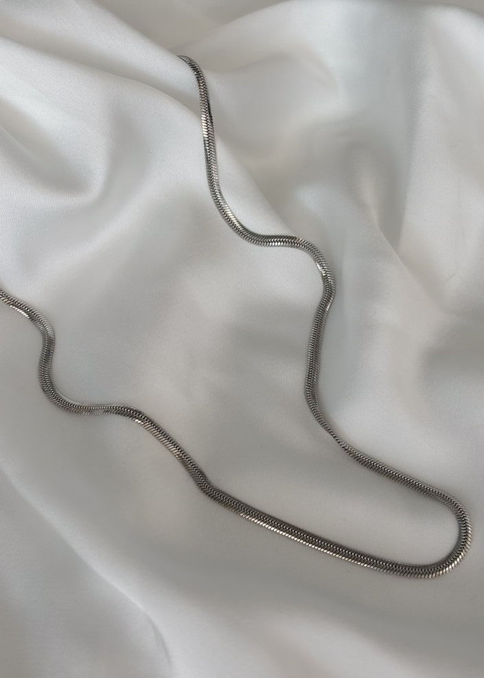 Collar planchado plateado