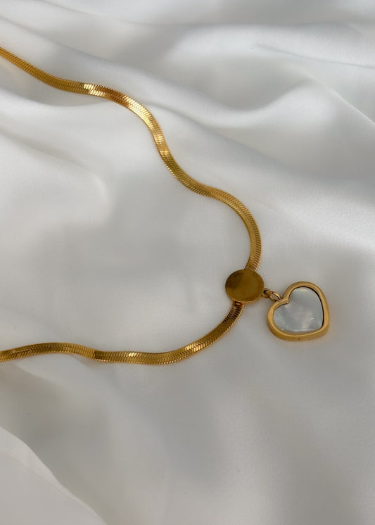 Collar planchado con corazón aperlado