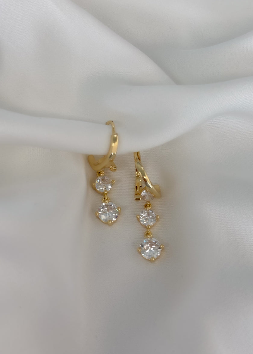 Aretes largos con cristales blancos