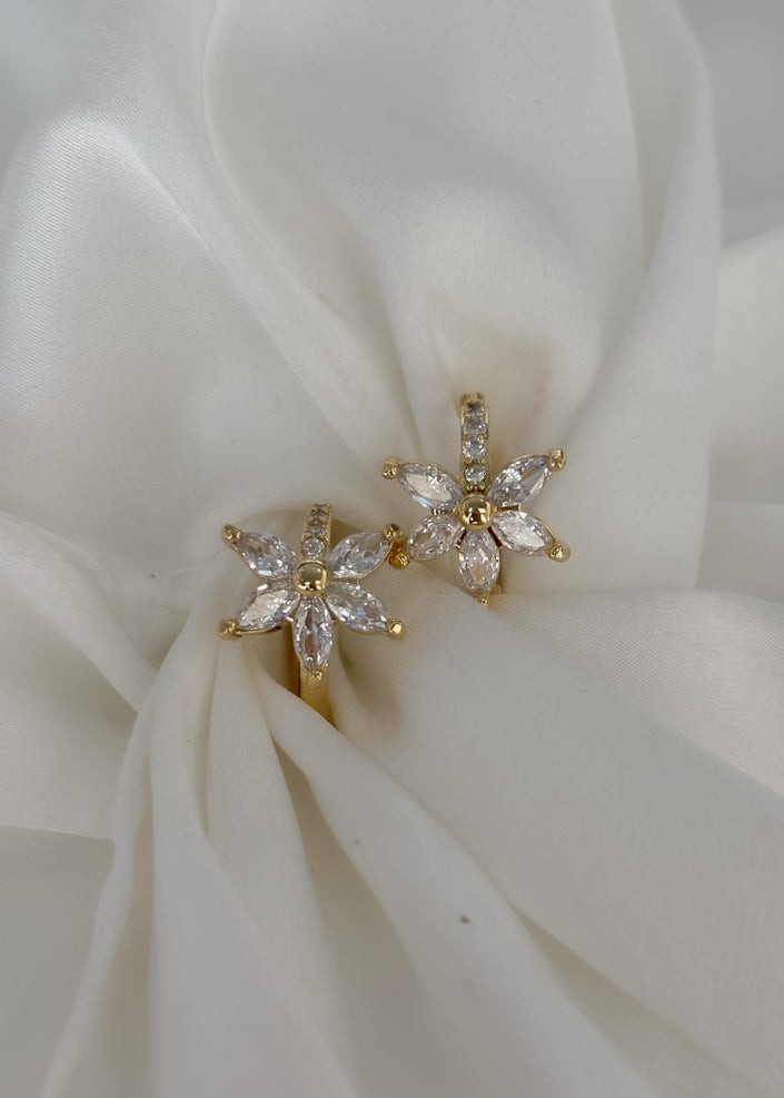 Arracada flor cristales blancos