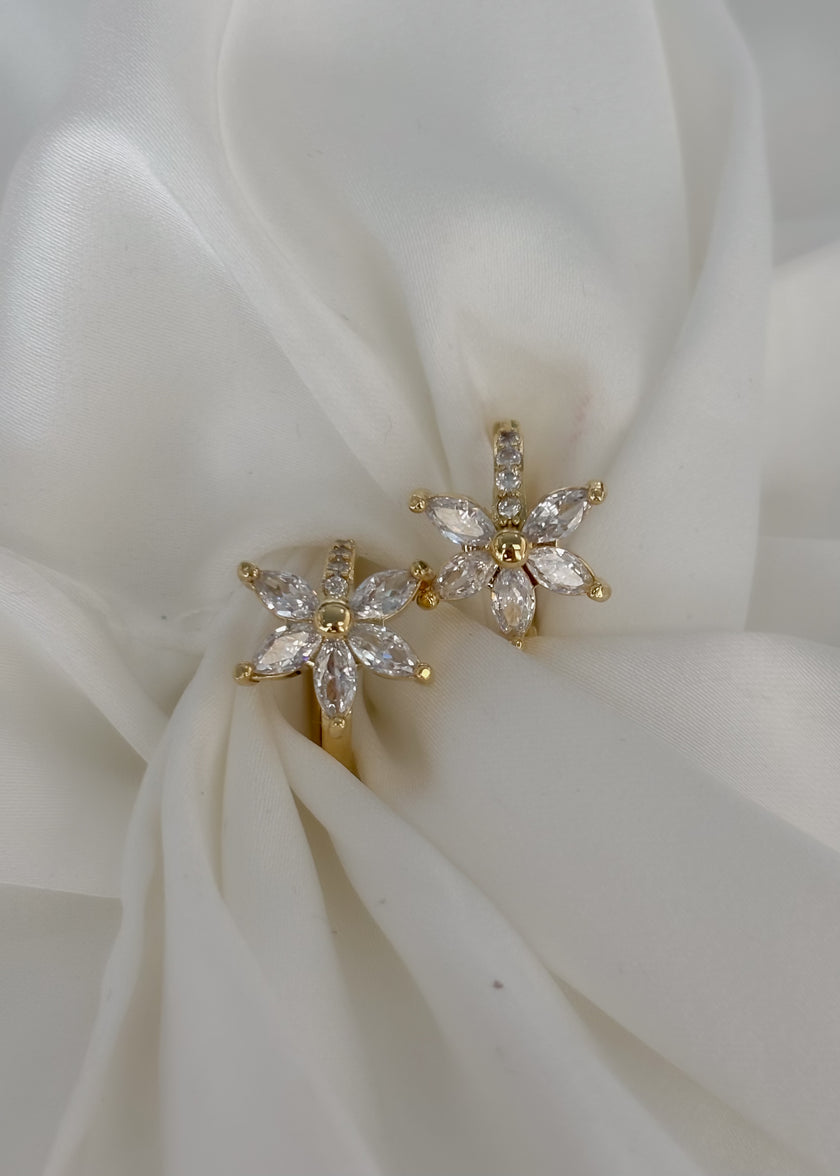 Arracada flor cristales blancos