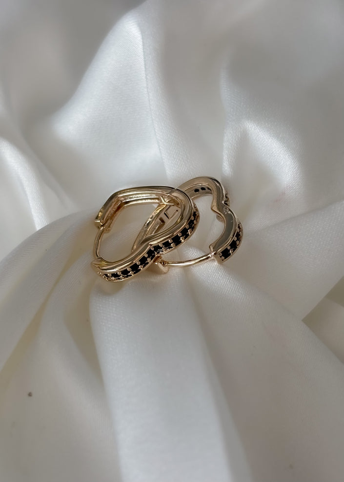 Arracada mini corazón con brillos negros