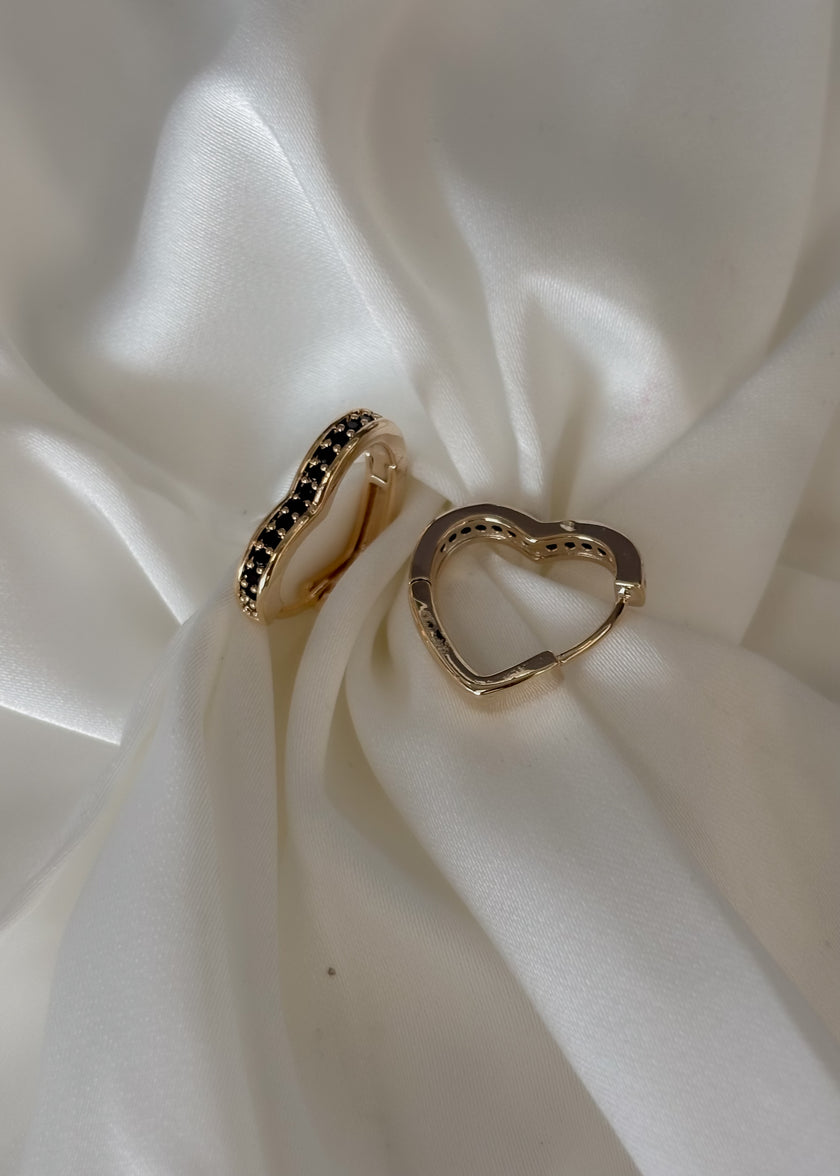 Arracada mini corazón con brillos negros