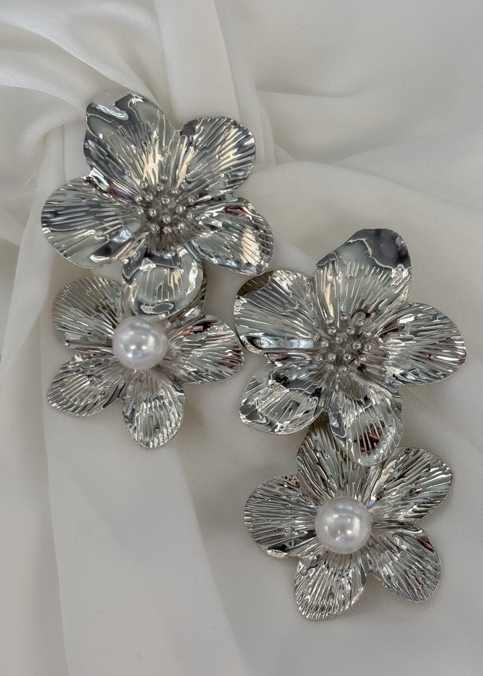 Aretes doble flor con perla