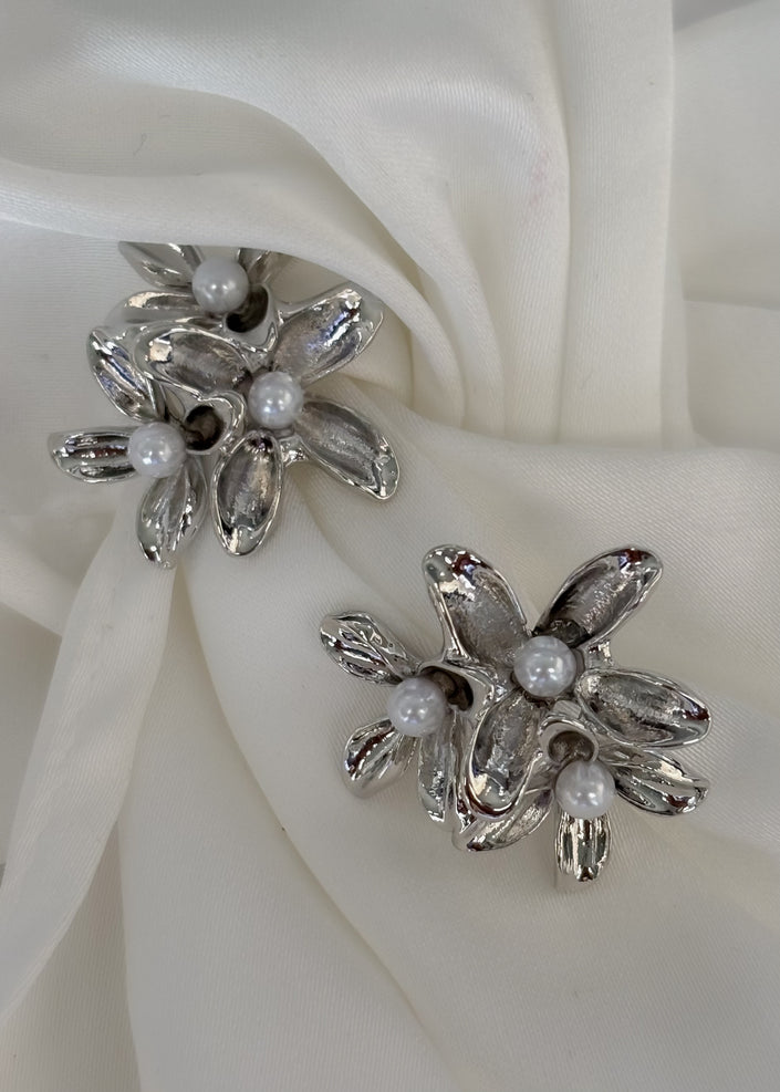 Aretes triple flor con perla