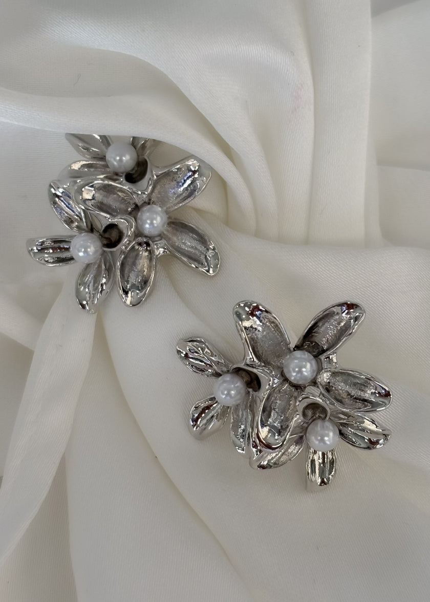 Aretes triple flor con perla