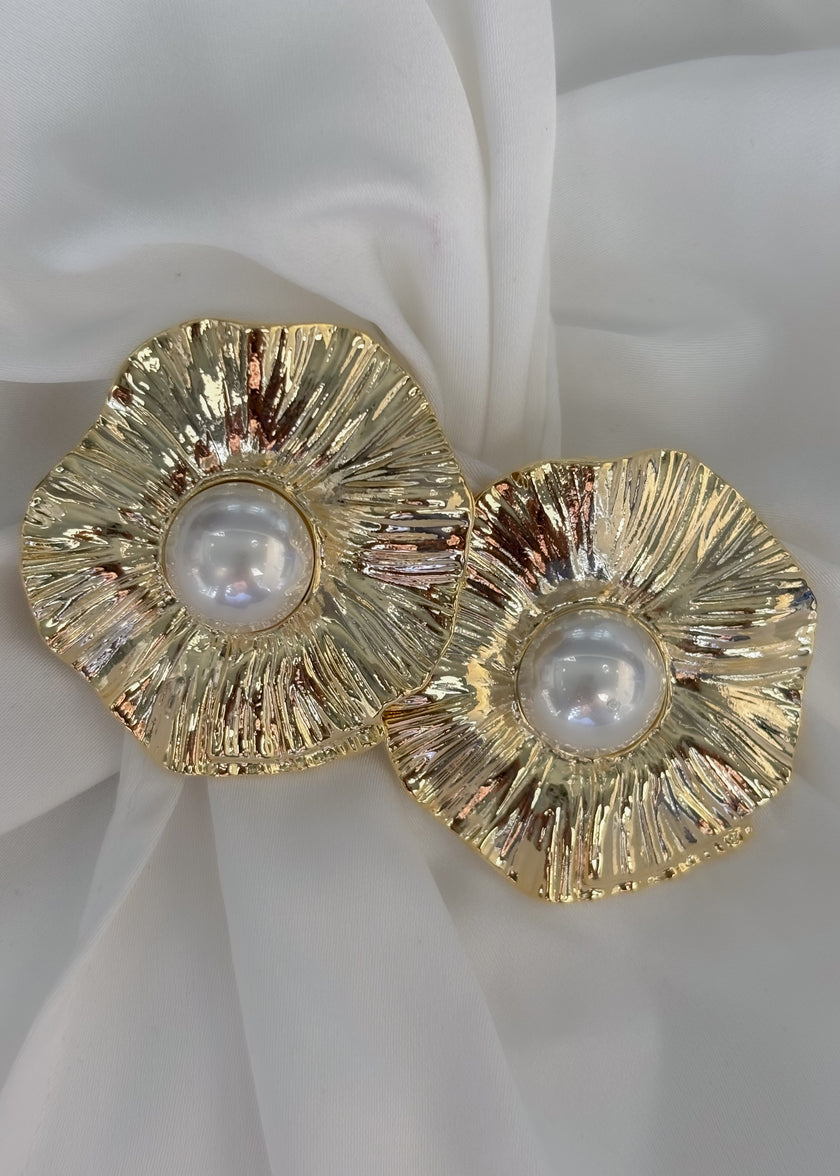 Aretes flor dorada con perla en el centro