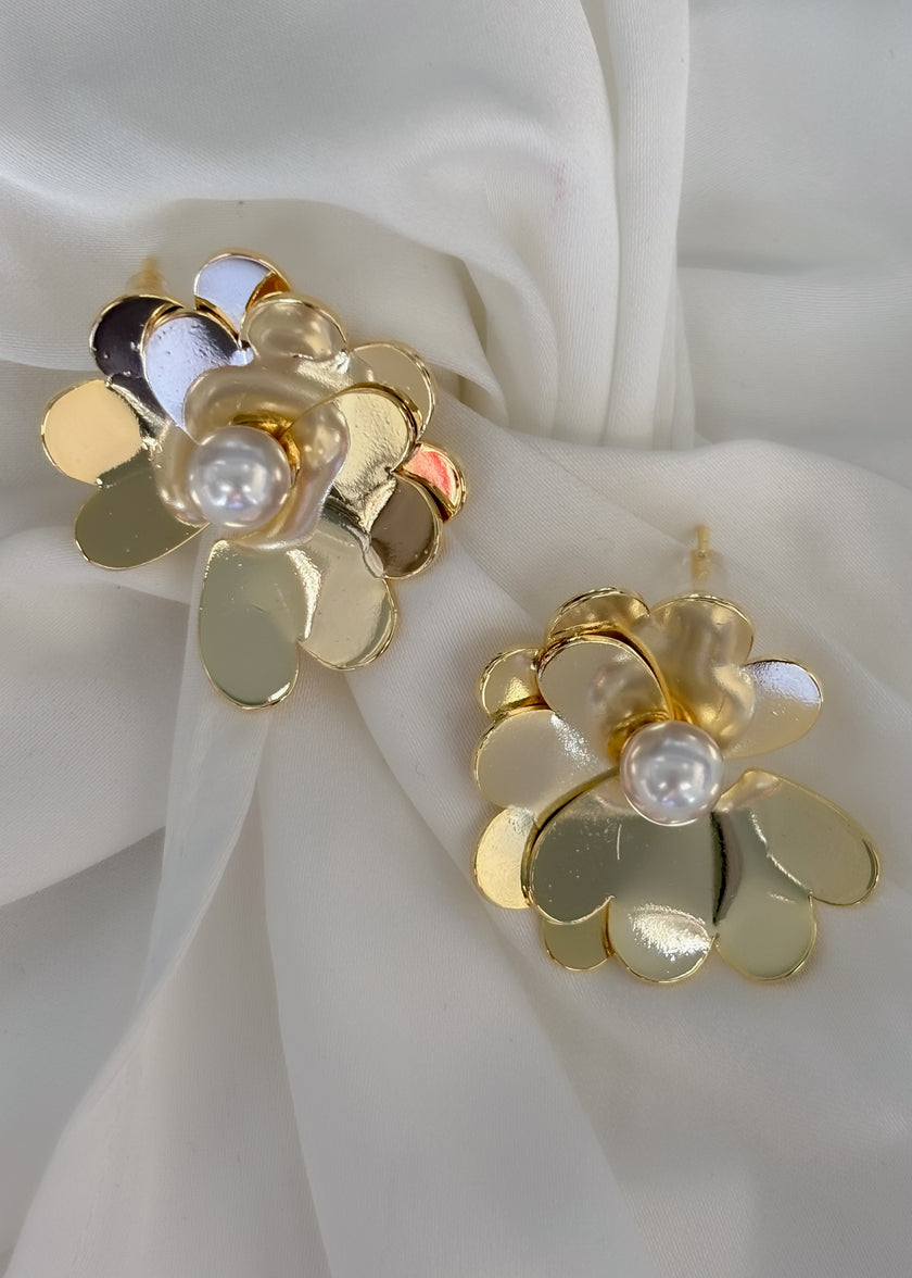 Aretes flor incompleta dorada con perla al centro