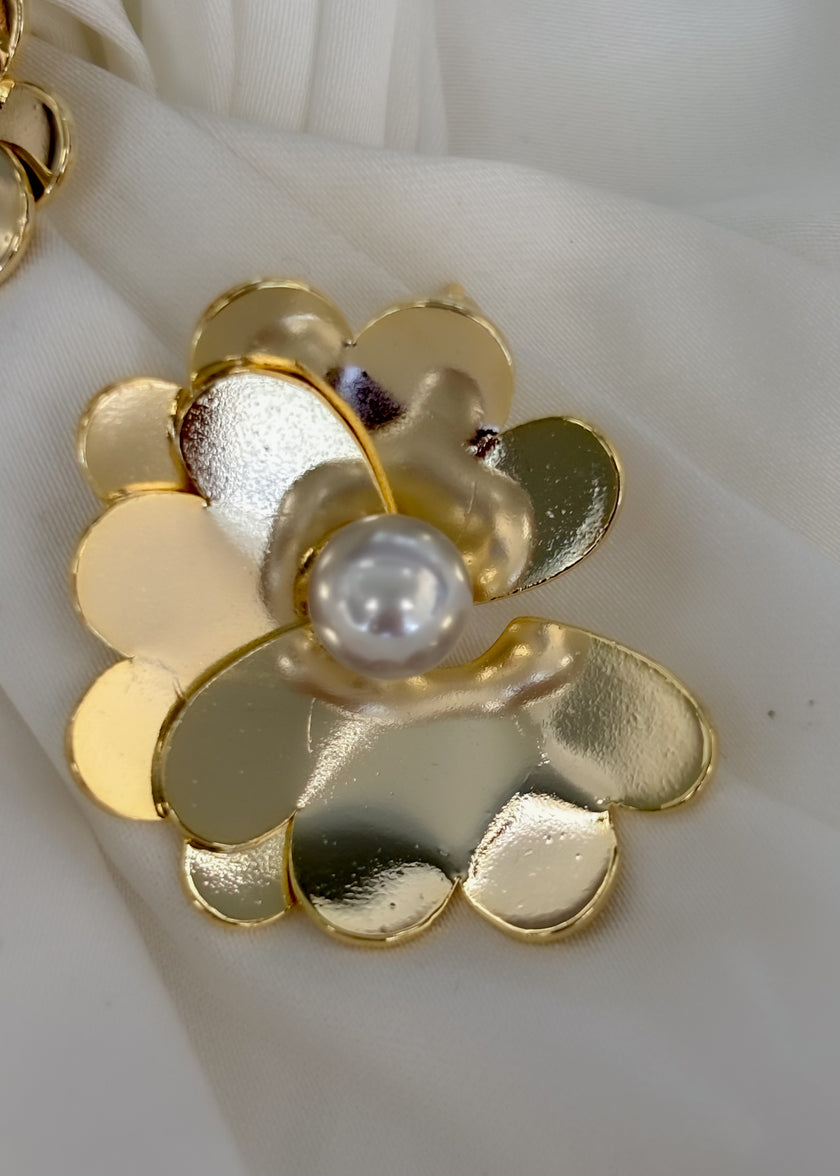 Aretes flor incompleta dorada con perla al centro