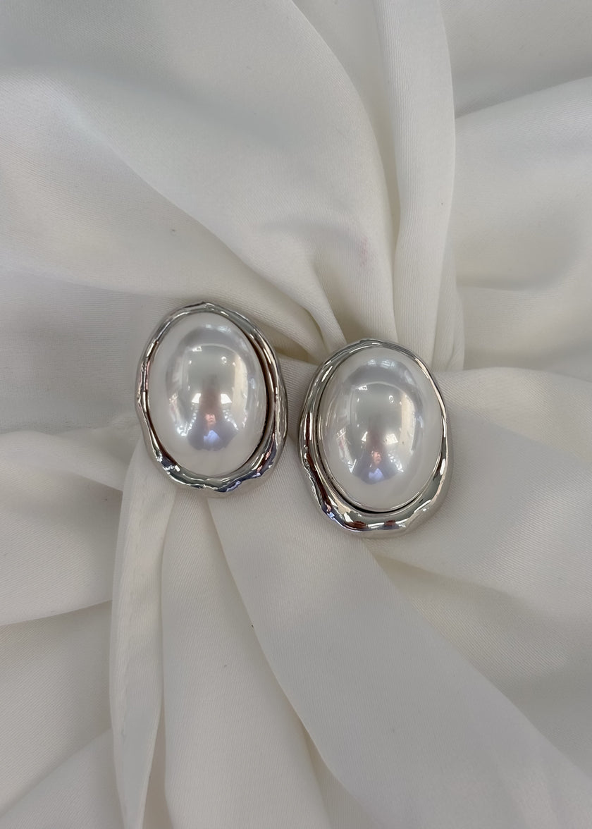 Aretes ovalados con perlas