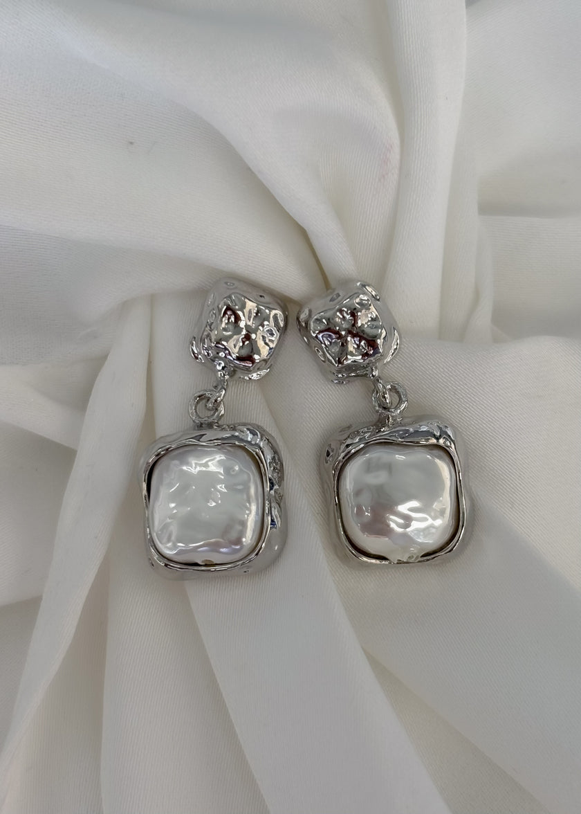 Aretes cuadros con centro aperlado