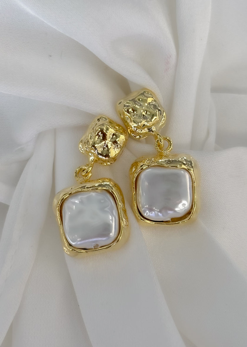 Aretes cuadros con centro aperlado