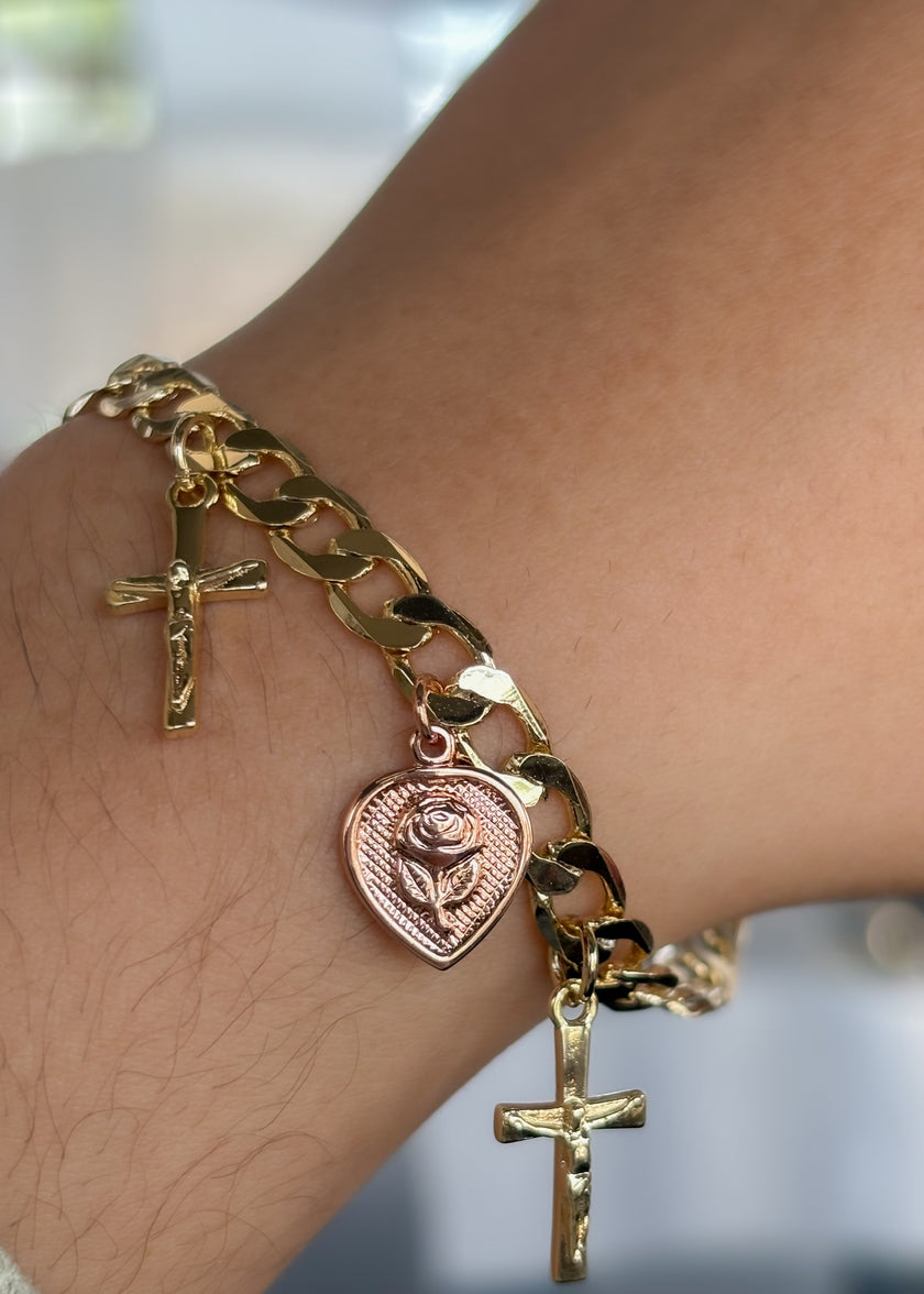 Pulsera con dijes cruz