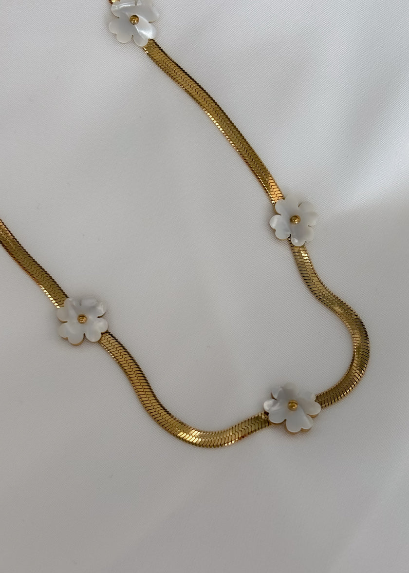 Collar planchado con flores aperladas