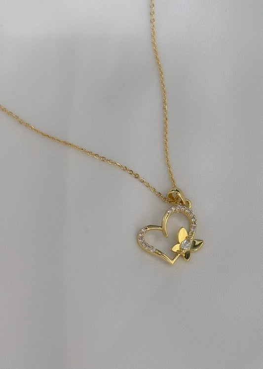 Collar silueta corazón con mariposa