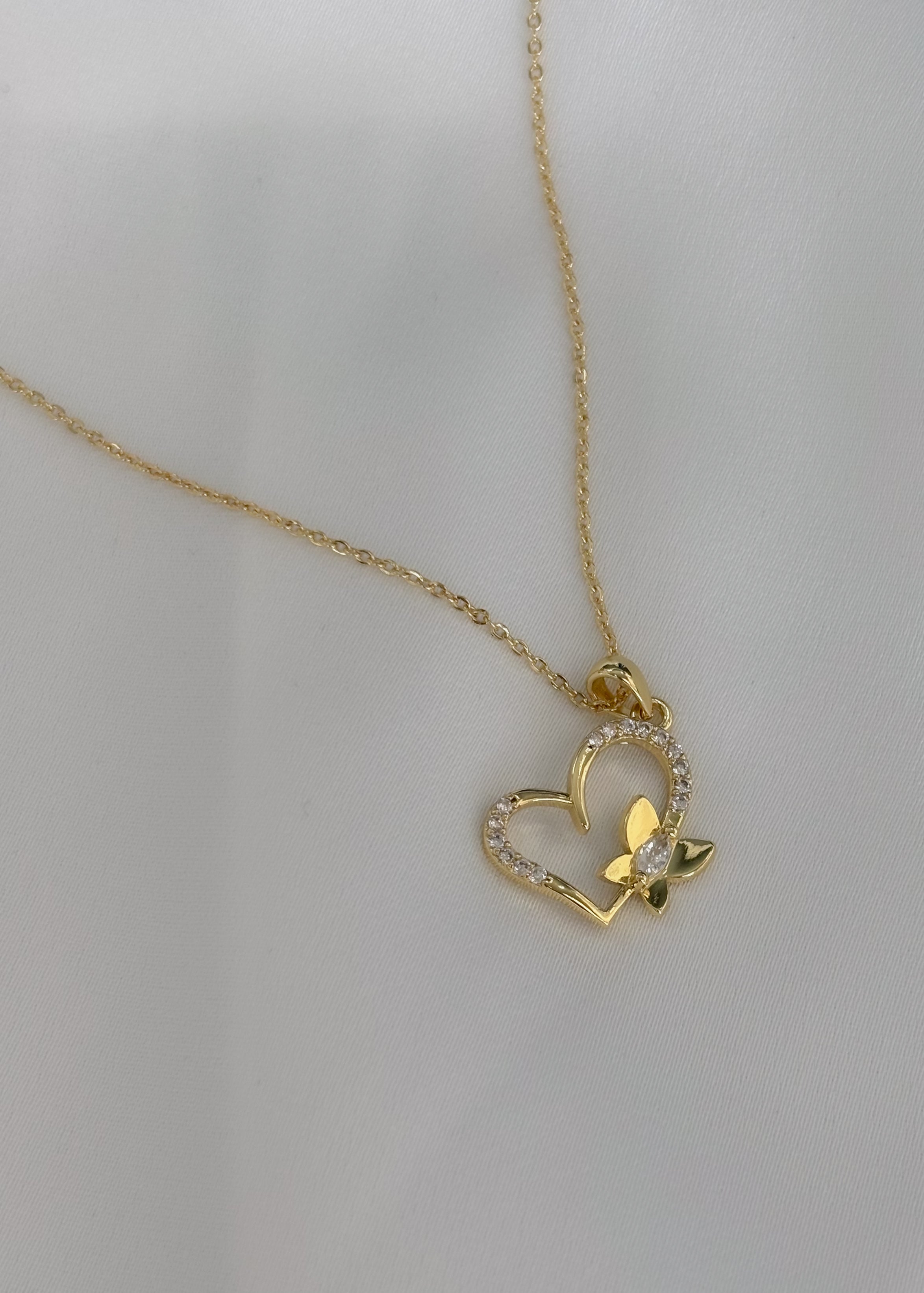 Collar silueta corazón con mariposa
