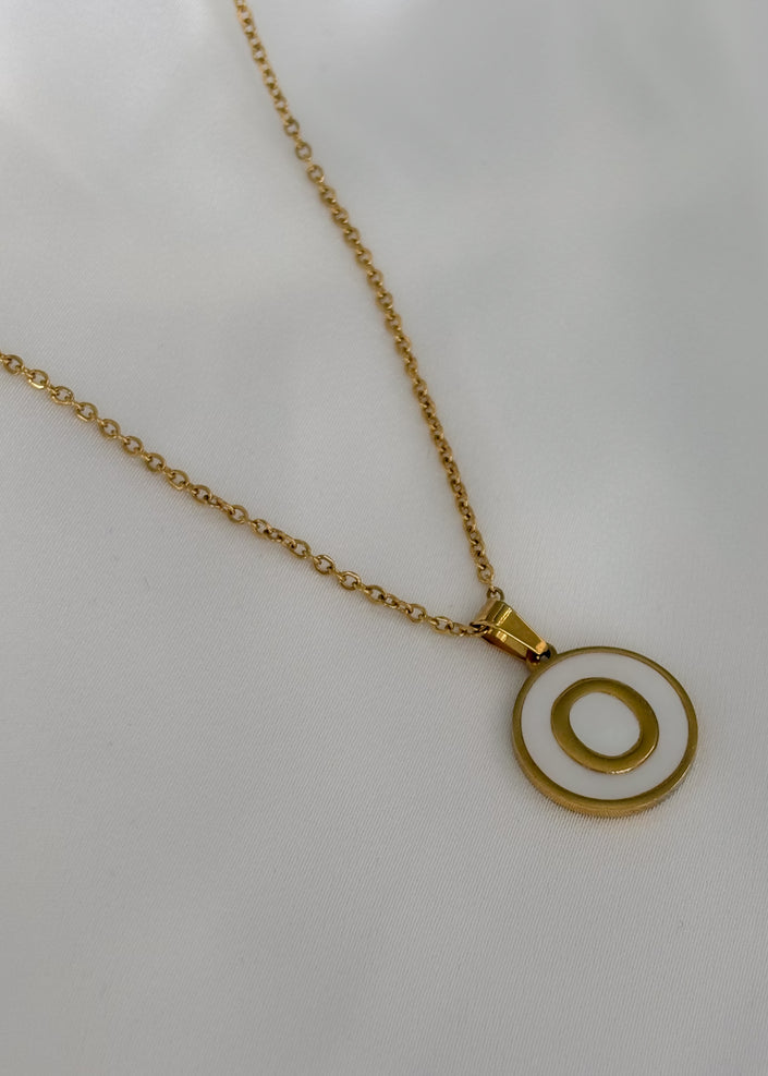 Collar iniciales blanco