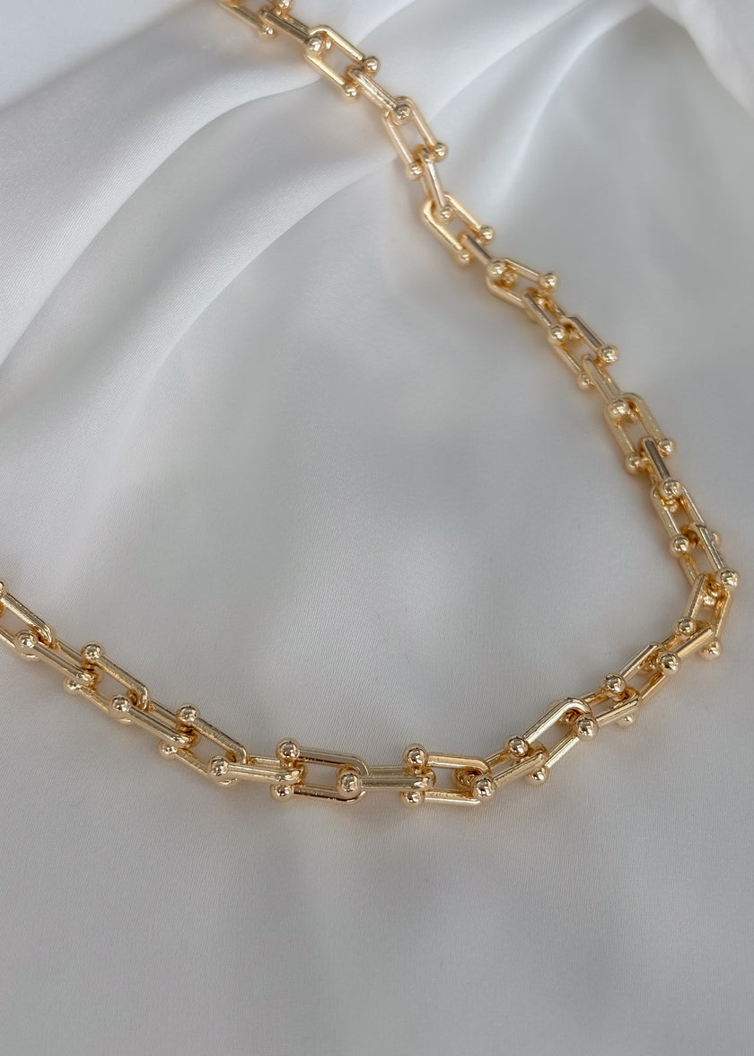 Cadena dorada eslabones en u