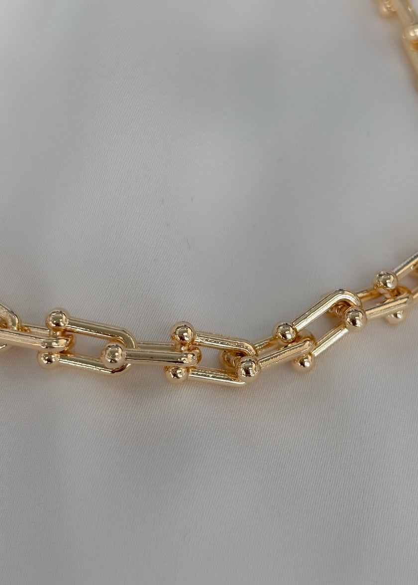 Cadena dorada eslabones en u