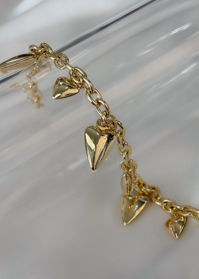 Pulsera dorada corazones colgantes