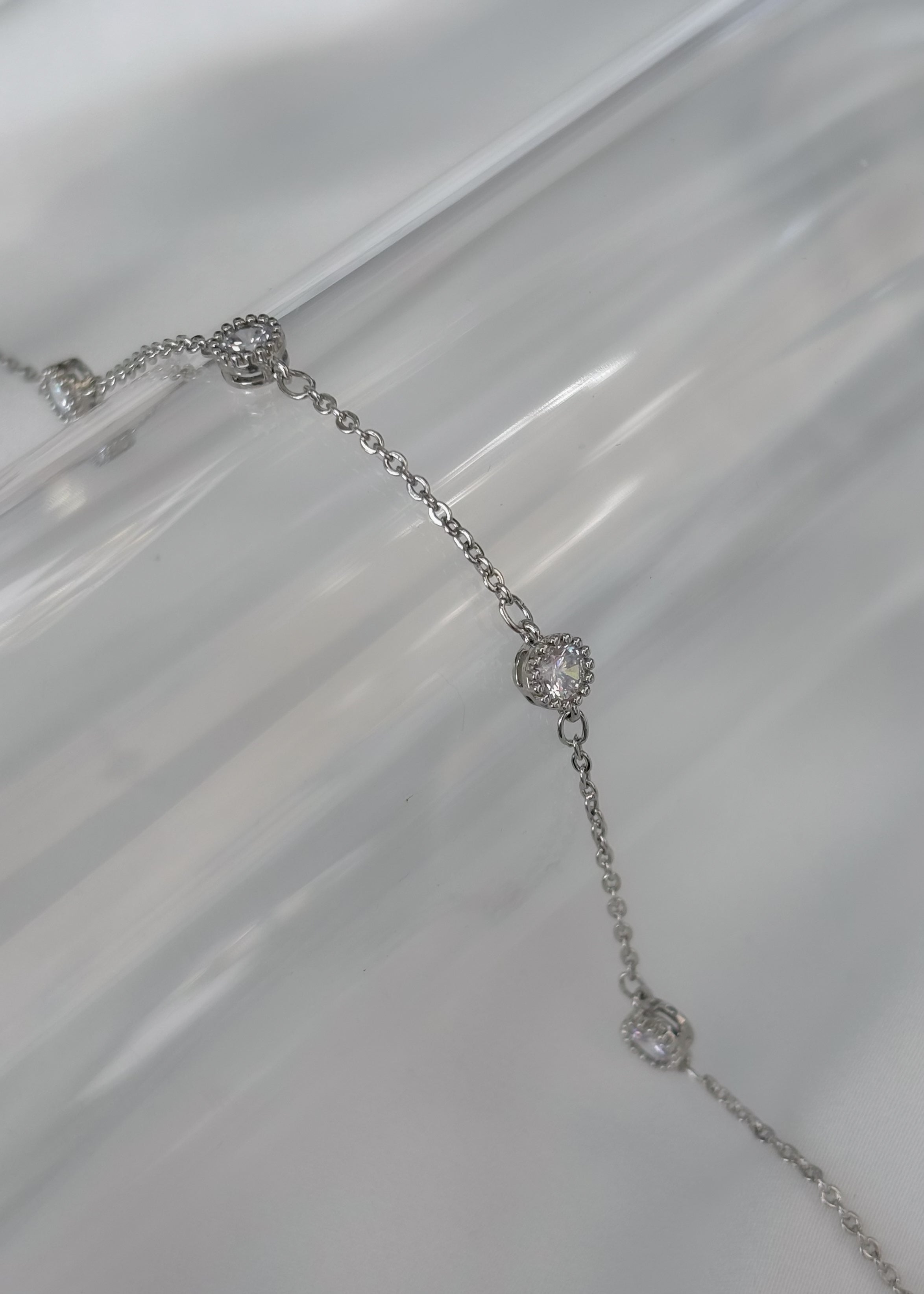 Pulsera plateada con brillos