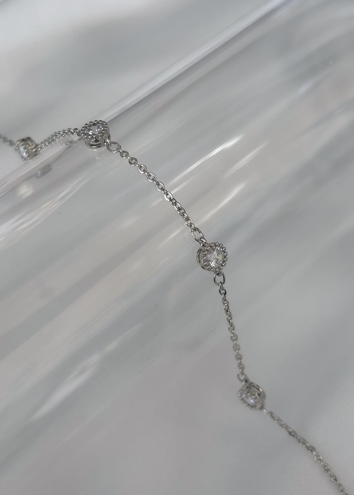 Pulsera plateada con brillos