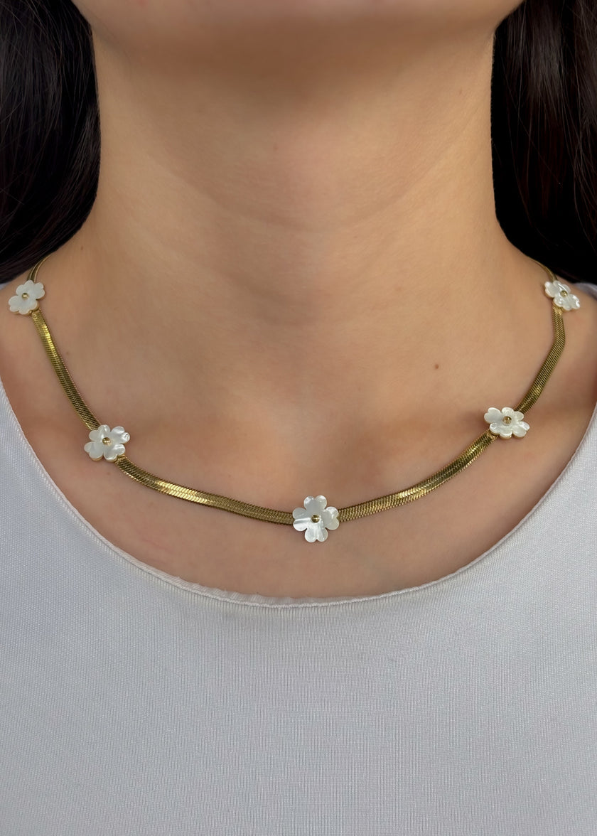 Collar planchado con flores aperladas