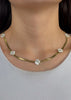 Collar planchado con flores aperladas
