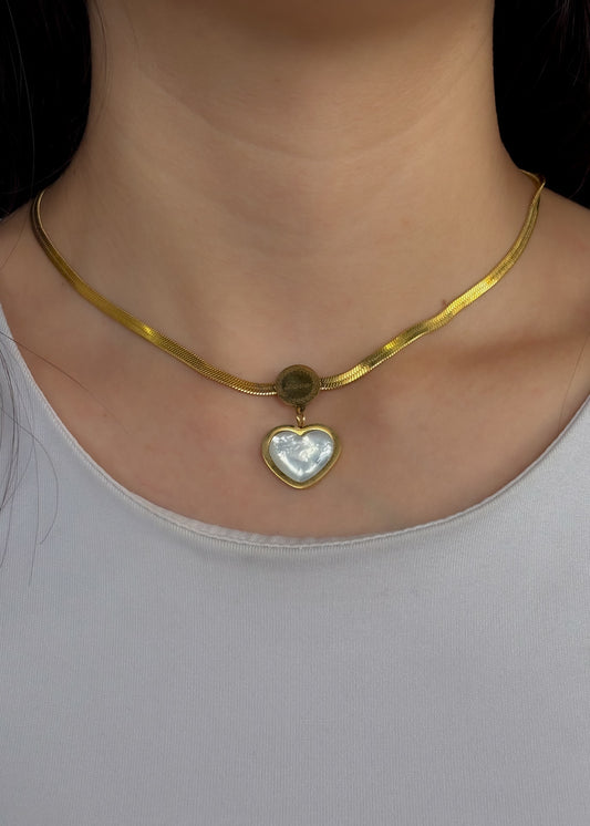 Collar planchado con corazón aperlado