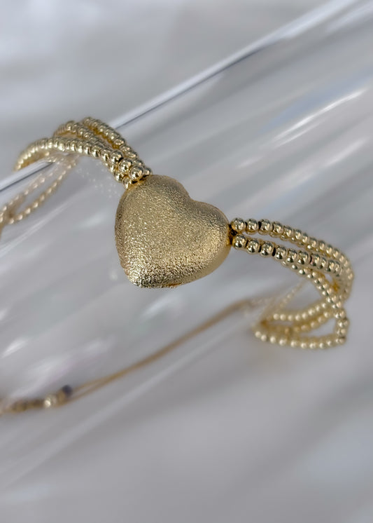 Pulsera tejida con balines y corazón