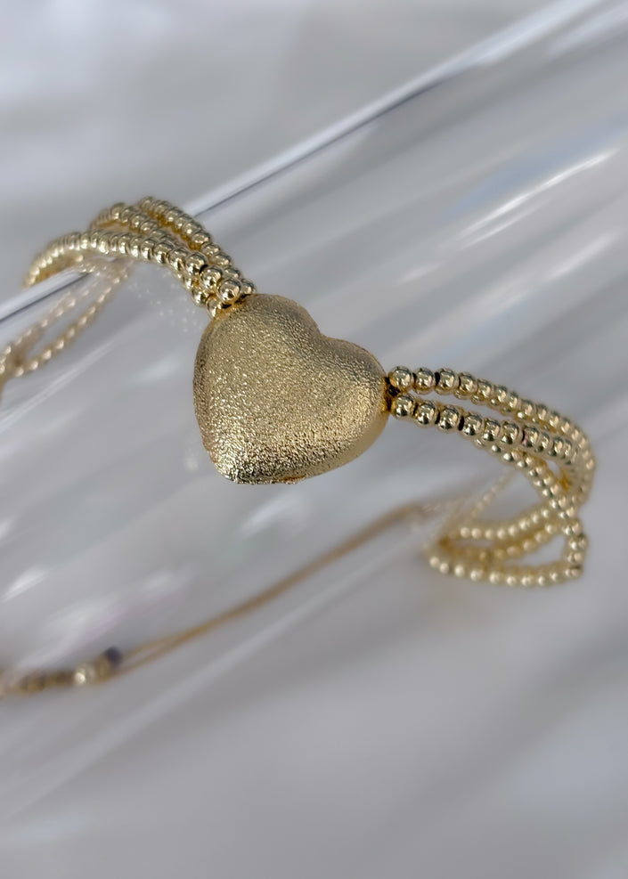 Pulsera tejida con balines y corazón